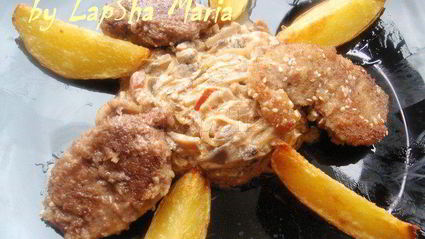 утиное филе в кунжуте с грибным рагу и картофельными дольками