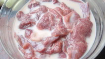 утиное филе в кунжуте с грибным рагу и картофельными дольками