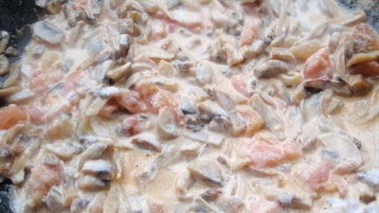 утиное филе в кунжуте с грибным рагу и картофельными дольками