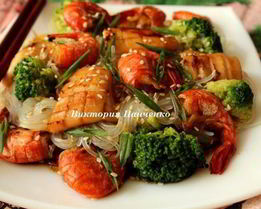 Рисовая лапша с брокколи и морепродуктами