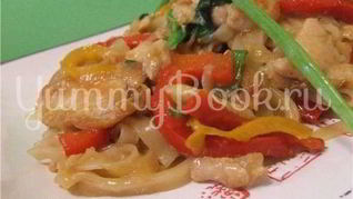 Рисовая лапша с индюшиным филе и овощами