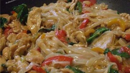 рисовая лапша с индюшиным филе и овощами