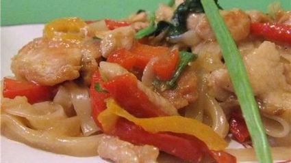 рисовая лапша с индюшиным филе и овощами