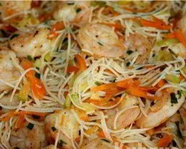 Рисовая лапша с креветками и овощами по-тайски