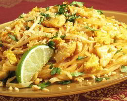 Рисовая лапша с куриным филе и кабачками в арахисовом соусе