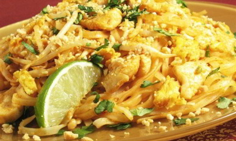 Рецепт рисовой лапши с куриным филе и кабачками в арахисовом соусе