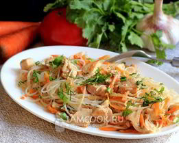 Рисовая лапша с курицей и морковью