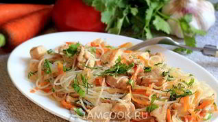 Рисовая лапша с курицей и морковью