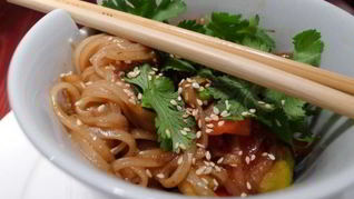 Рисовая лапша с курицей и овощами