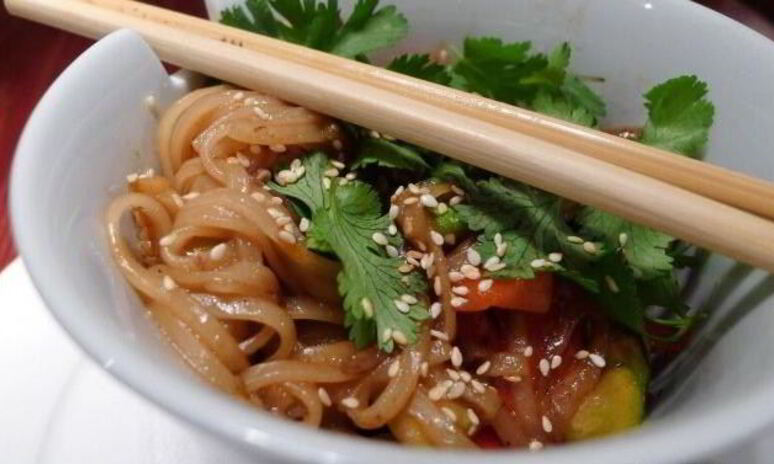 Рецепт рисовой лапши с курицей и овощами