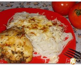 Рисовая лапша с курицей в медово-чесночном соусе