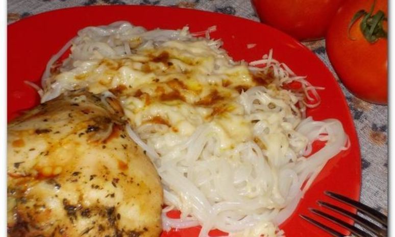 Рецепт рисовой лапши с курицей в медово-чесночном соусе