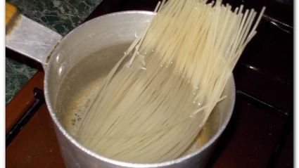 рисовая лапша с курицей в медово-чесночном соусе