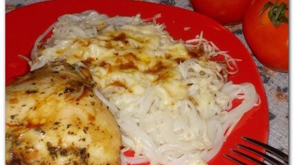 рисовая лапша с курицей в медово-чесночном соусе