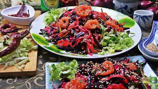 Рисовая лапша с рыбой и овощами