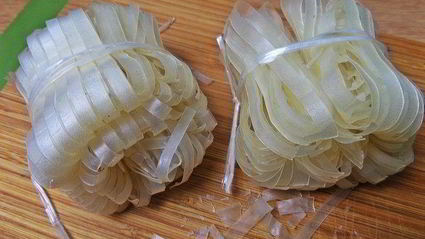 рисовая лапша с рыбой и овощами