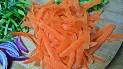 рисовая лапша с рыбой и овощами