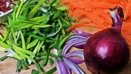 рисовая лапша с рыбой и овощами