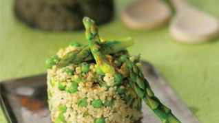 Ризотто из булгура со спаржей, зеленым горошком и сыром гравьера