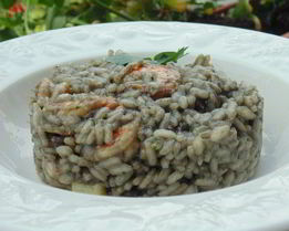 Ризотто с чернилами каракатицы и креветками