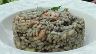 Ризотто с чернилами каракатицы и креветками