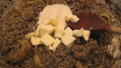 ризотто с чернилами каракатицы и креветками