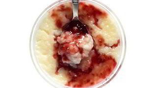 Ризотто с кокосовым молоко, печеными сливами и красной смородиной