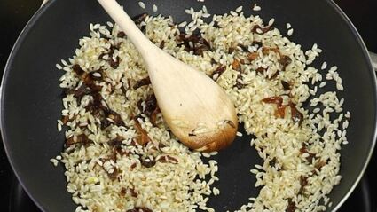 ризотто с морепродуктами и белыми грибами