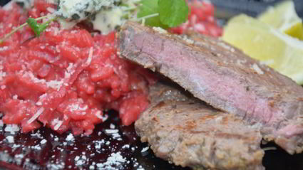 ризотто со свеклой и стейками