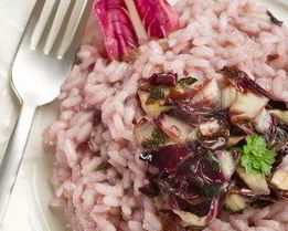 Розовое ризотто с радиккьо и красным вином