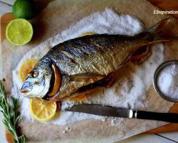 Дорада на подушке из соли и лимонов