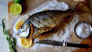 Дорада на подушке из соли и лимонов