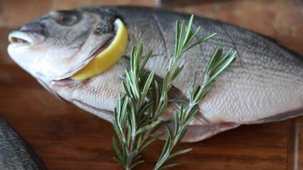 дорада на подушке из соли и лимонов