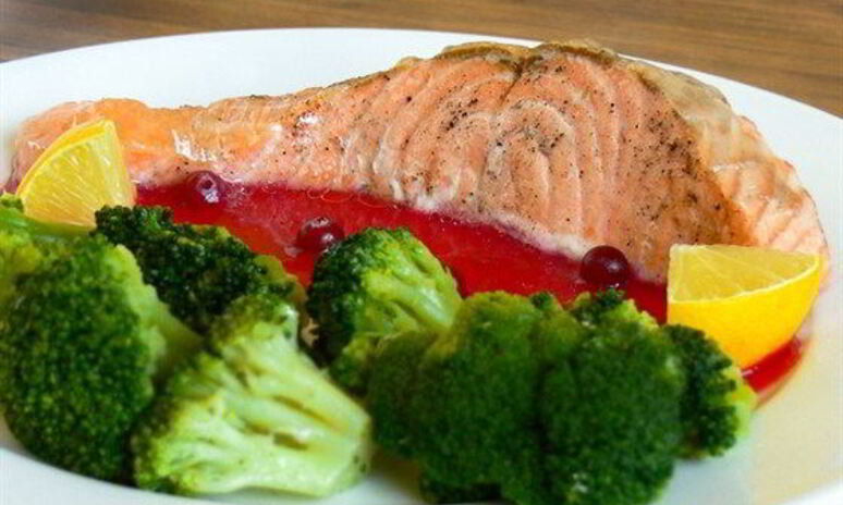 Рецепт форели на пару с клюквенным соусом