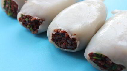 кальмар, фаршированный красным рисом