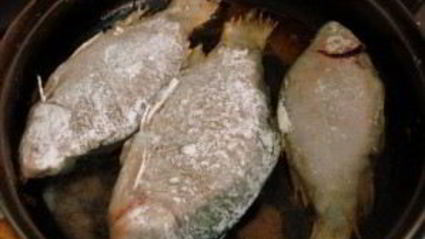 карась на сковороде