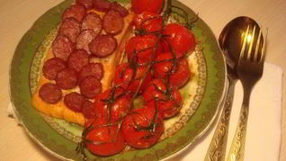 Красная рыба в чешуе из копченых колбасок