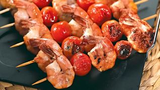 Креветки на шпажках с соусом терияки