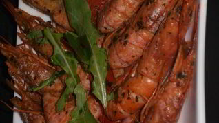 Креветки в белoм винe