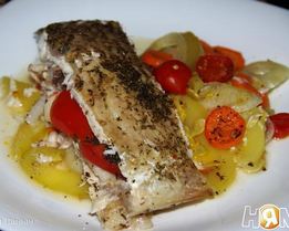 Лещ, запеченный с овощами