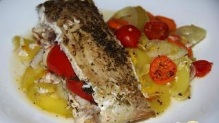 Лещ, запеченный с овощами