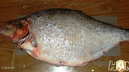 лещ, запеченный с овощами