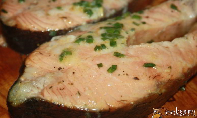 Рецепт лосося с луком на гриль-доске на мангале