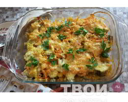 Минтай в духовке с луком и морковью под сырной корочкой