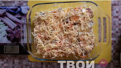 минтай в духовке с луком и морковью под сырной корочкой