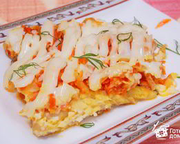 Рыба, запеченная с луком и морковью под сырно-майонезной корочкой