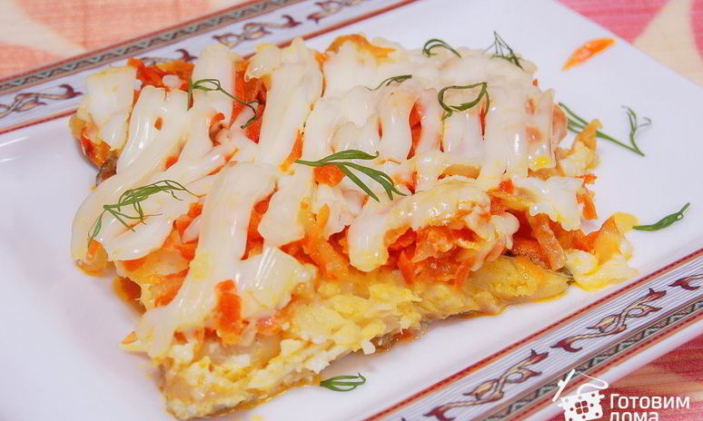 Рецепт рыбы, запеченной с луком и морковью под сырно-майонезной корочкой