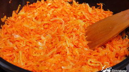 рыба, запеченная с луком и морковью под сырно-майонезной корочкой