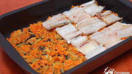 рыба, запеченная с луком и морковью под сырно-майонезной корочкой