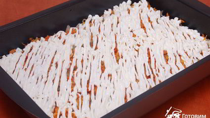 рыба, запеченная с луком и морковью под сырно-майонезной корочкой